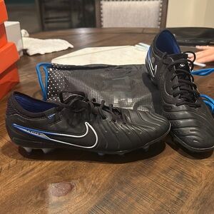 Worn once! Men’s Black Nike Legend Tiempo Soccer Cleats.